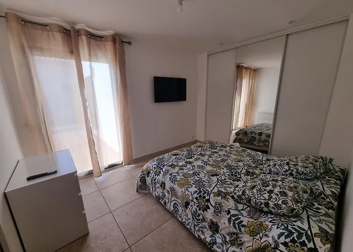 Perpignan Location A La Semaine Climatisee 4 Personnes *